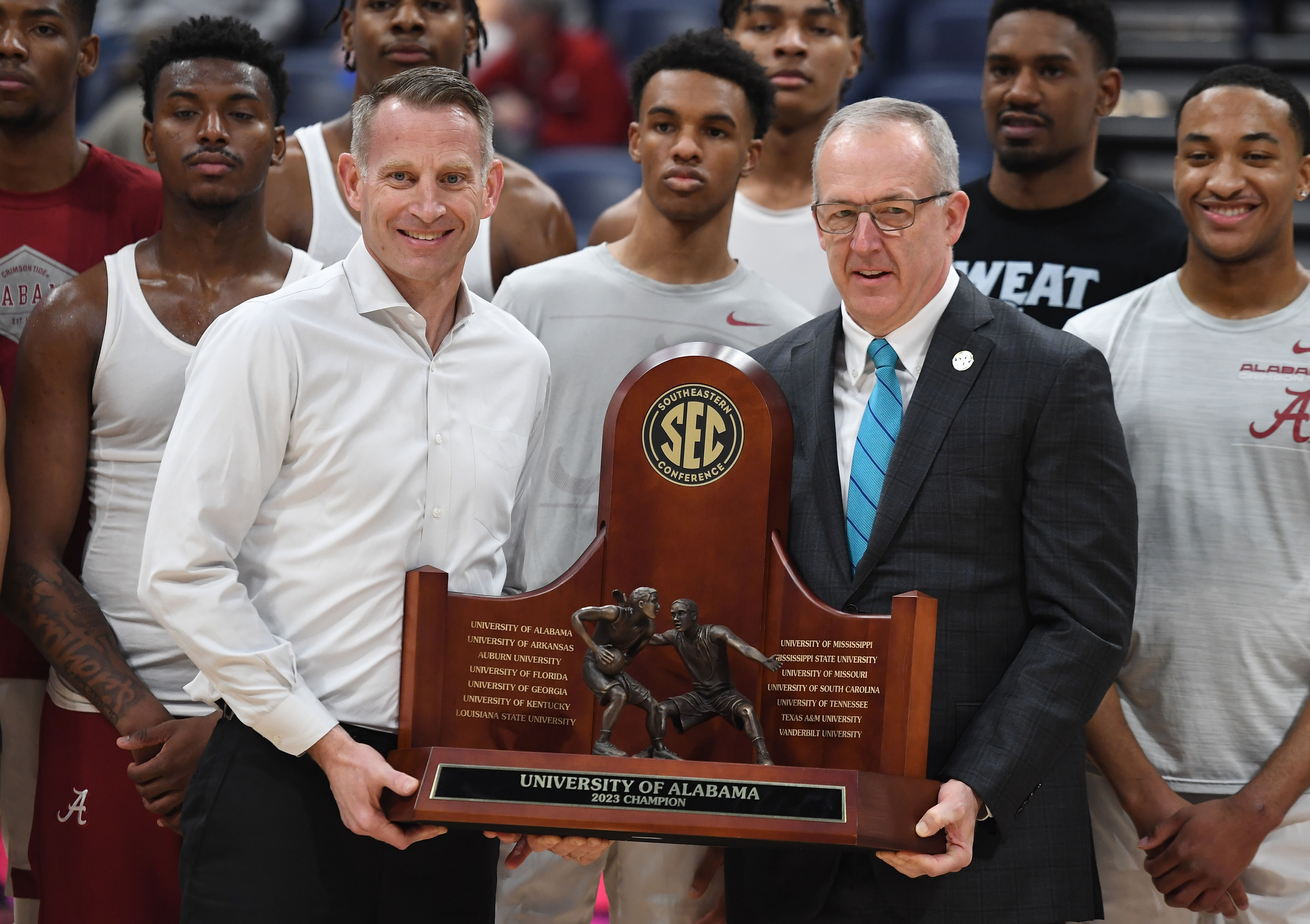 The Alabama Crimson Tide are presented with the SEC regular season title by commissioner Greg Sankey. Photo: Imagn